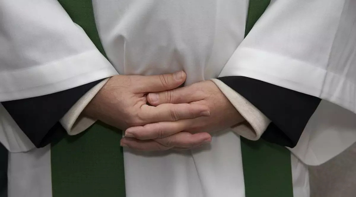 Un preot s-a aruncat de la etajul 7