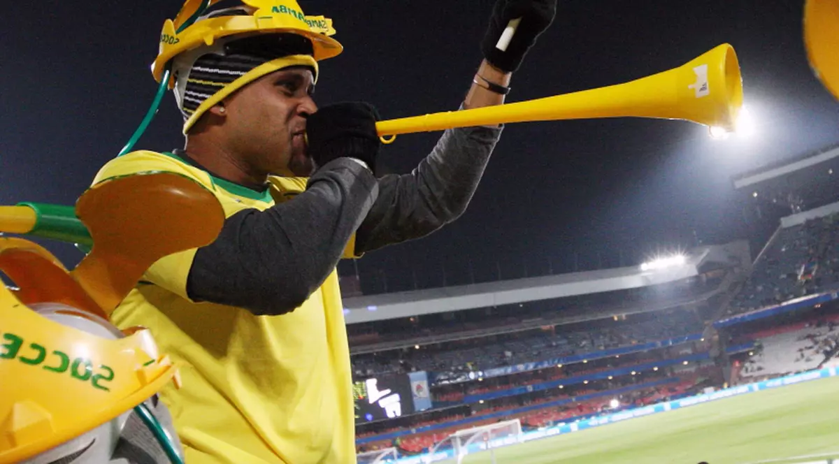 Nou record mondial la suflatul în "vuvuzele"