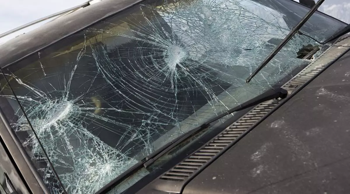 Doi morţi, după ce au căzut cu maşina într-o râpă de 100 m