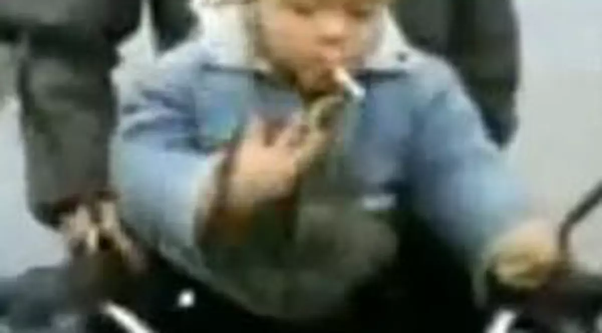 Video / Cel mai tânăr fumător are...2 ani.