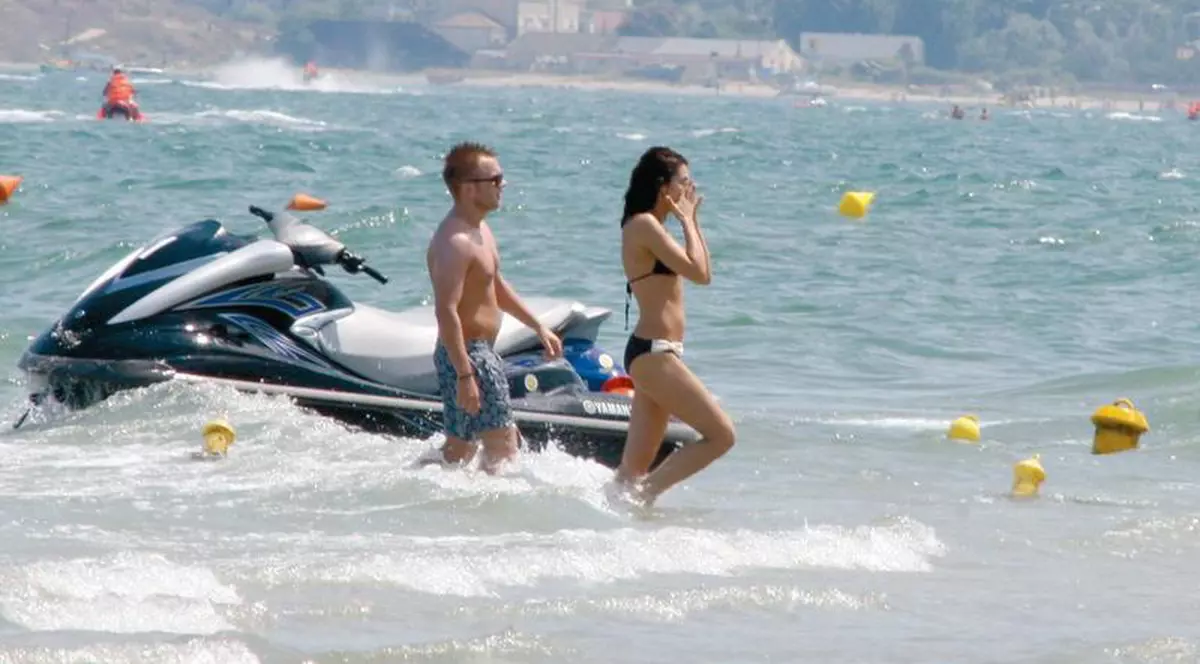 Codin şi Raluca, luaţi de val