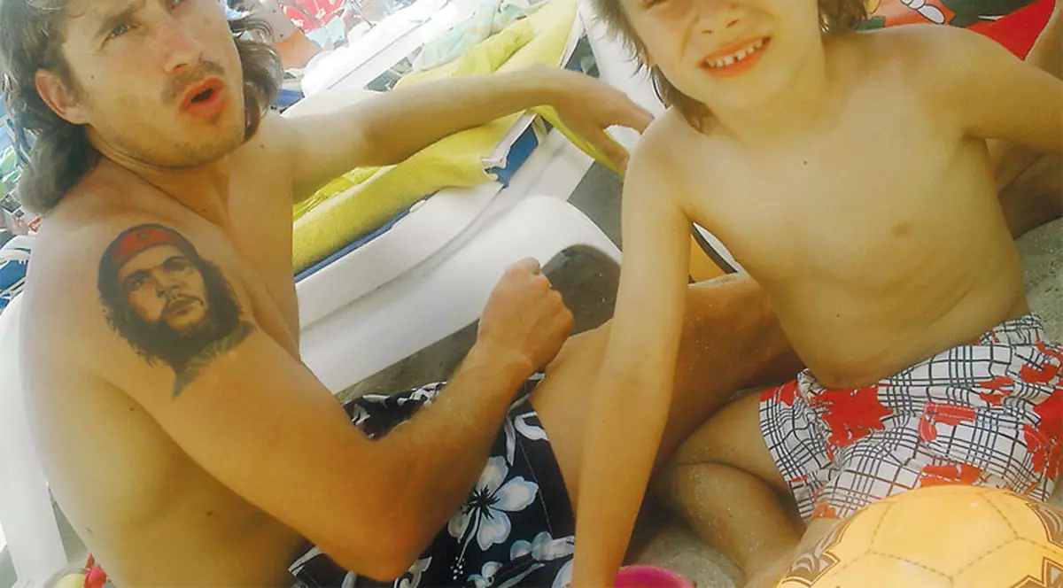 Bălace şi-a etalat tatuajele pe plajă