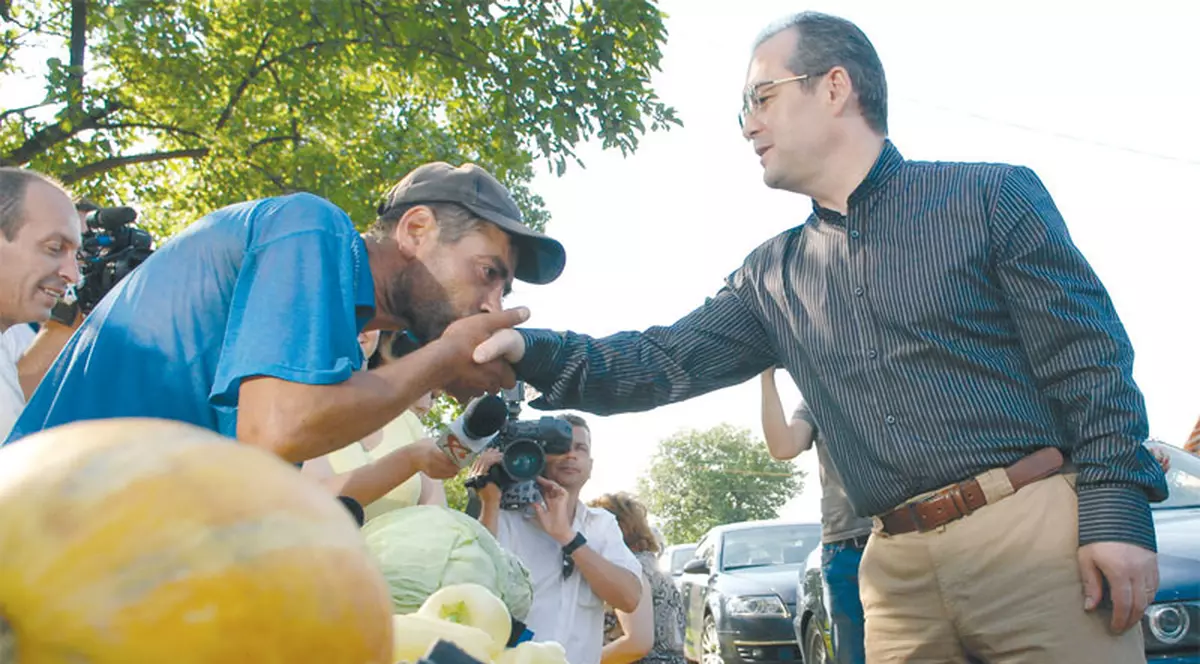 Săru’mâna, dom’politician!