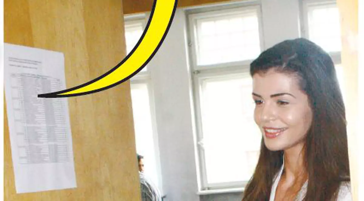 Moni a luat 10 la licenţă