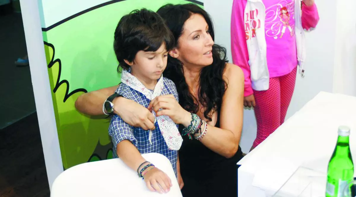 Mihaela vinde hăinuţe create de ea 