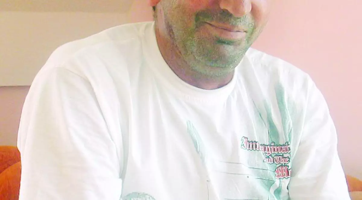 Milionar în euro, creşte animale şi se plimbă cu tractorul