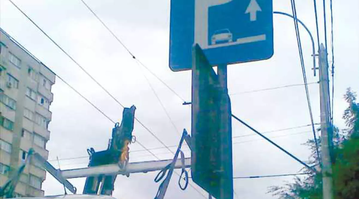 FURT la DRMUL MARE! Doi fraţi, cercetaţi după ce au furat INDICATOARE RUTIERE de 10.000 de euro