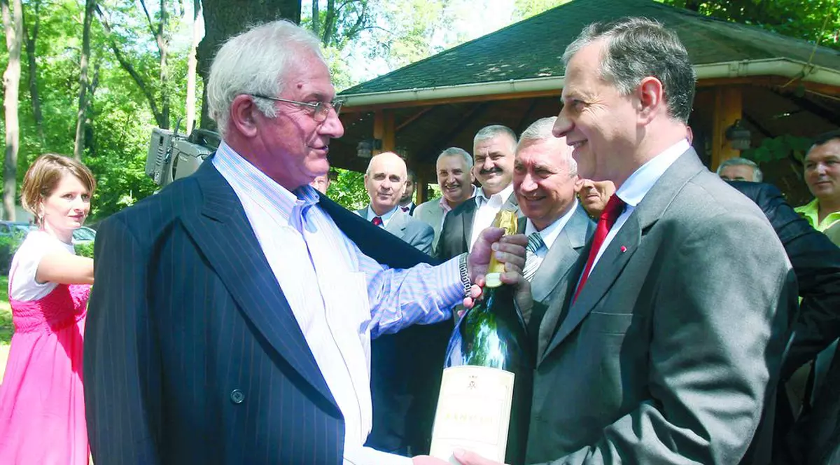 Geoană, sărbătorit de colegii de partid