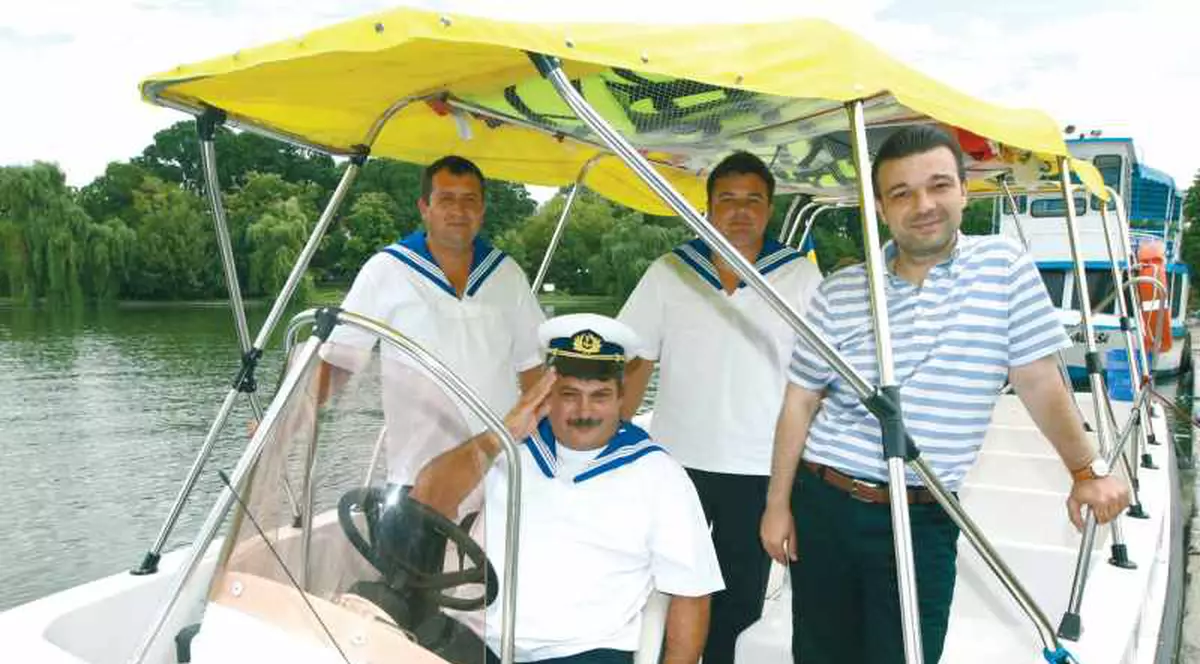 Marinarii din Herăstrău şi-au «tras» uniforme noi