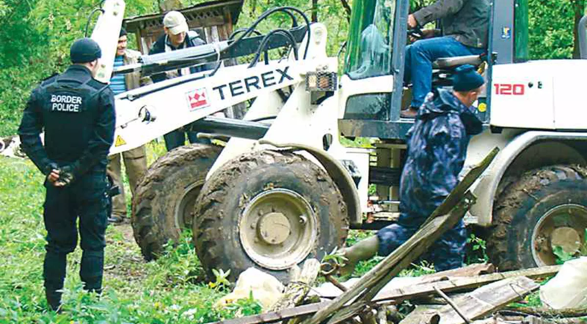 Îngropau buldozerele în pădure