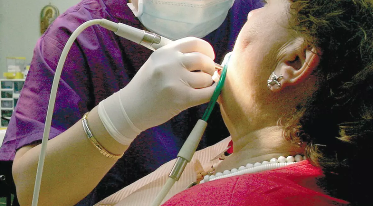 «Am carii, dar mi-e frică de dentist. Ce să fac?»