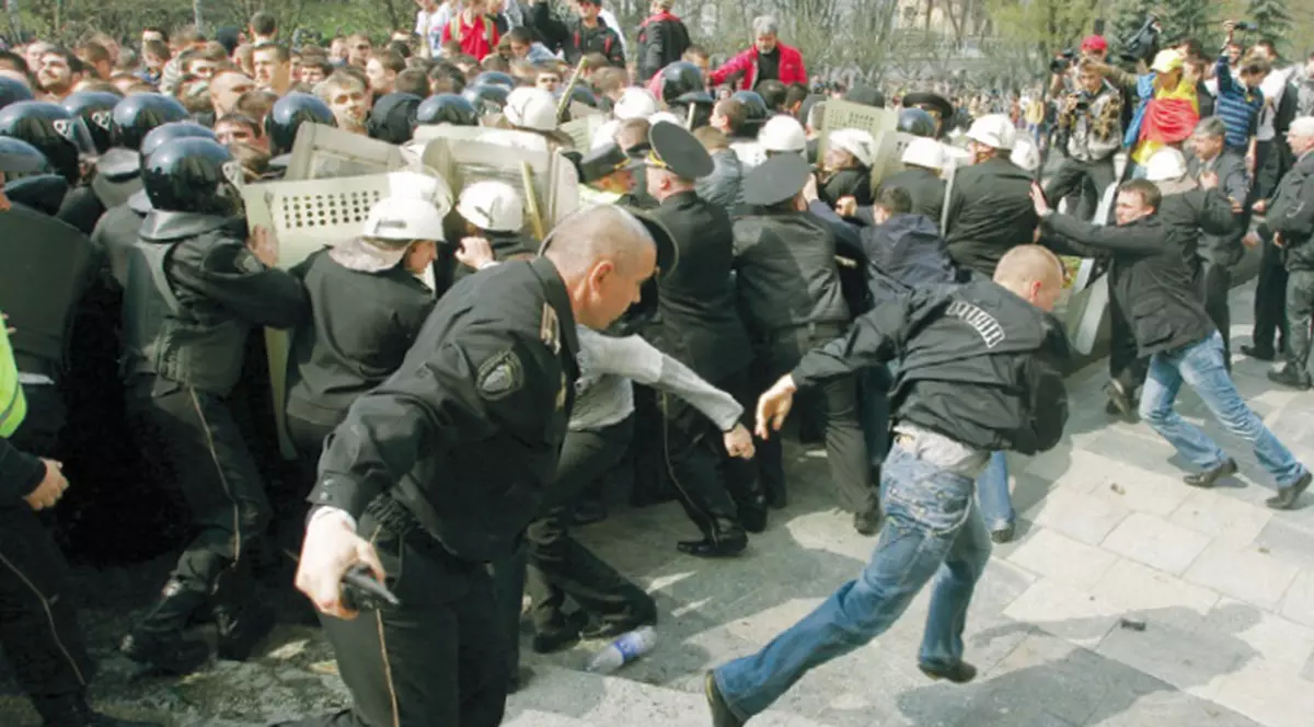 Moldovenii se duc azi la vot