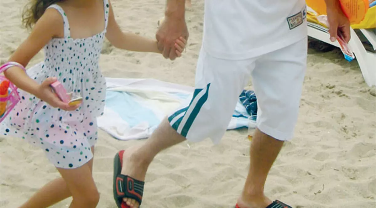 Cleo Stratan, cu tati la plajă