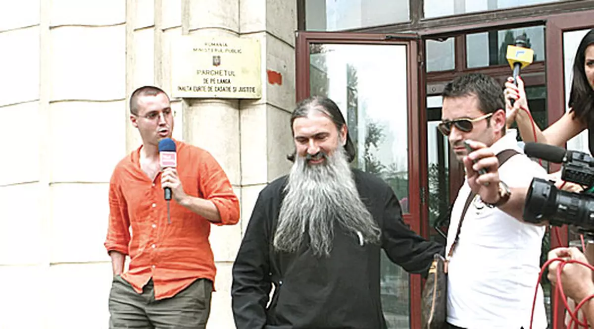 Arhiepiscopul Teodosie, cu bodyguarzi la audieri