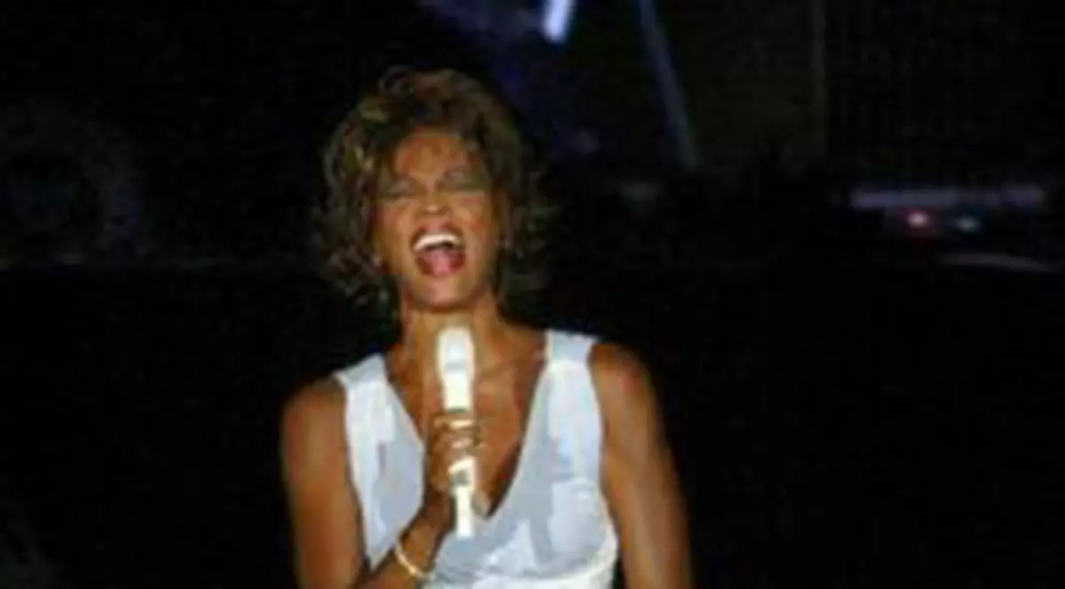 Golul lăsat de Michael Jackson, umplut de Robbie Williams şi Whitney Houston
