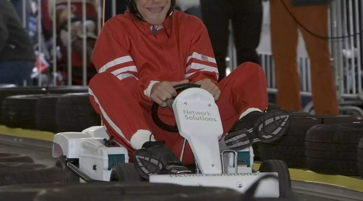 Aproape decapitat la raliu, participă din nou la  curse