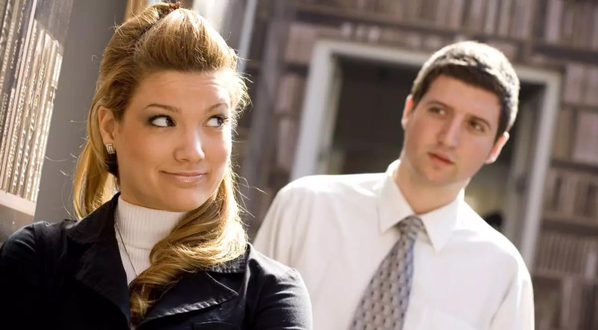 Bărbaţii "pierd" un an din viaţă uitându-se după femei 