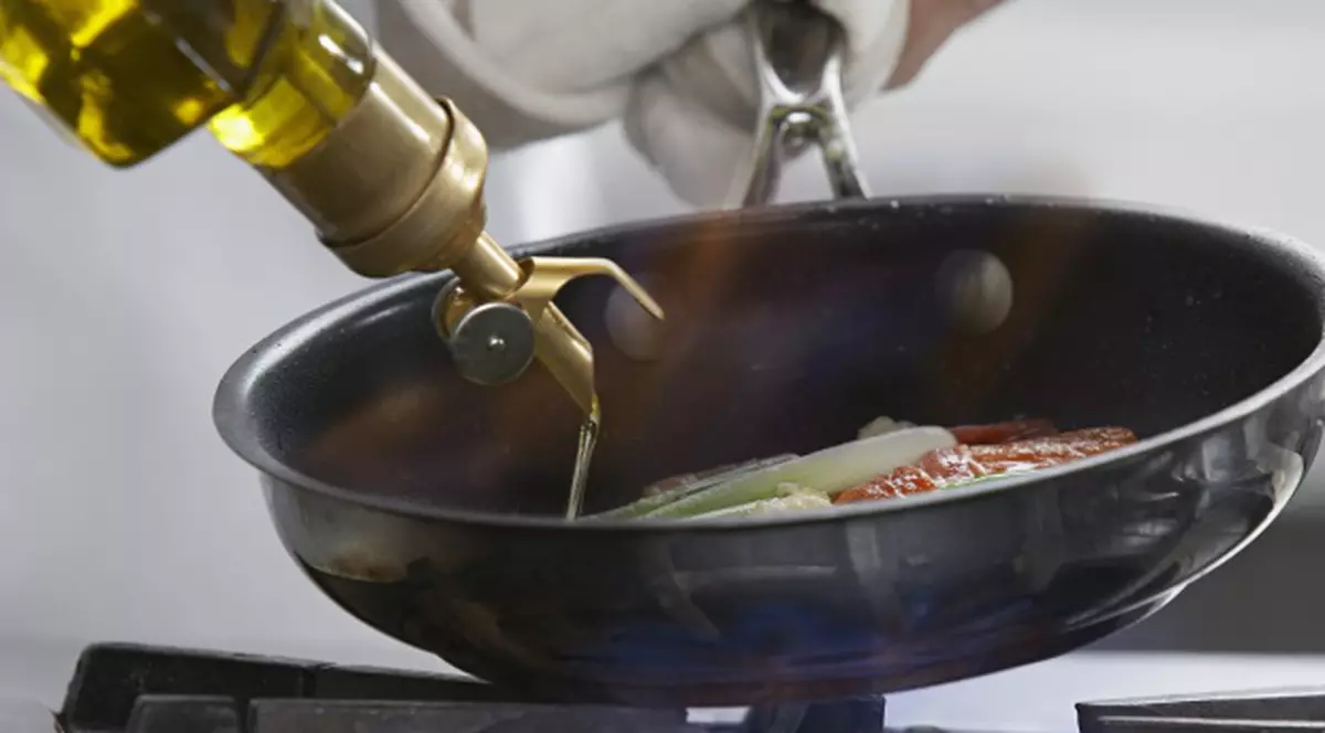 Ars cu ulei încins, pentru că a cumpărat mâncare