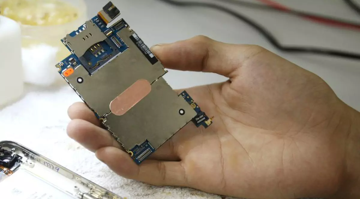 Concediat pentru că şi-a încărcat bateria telefonului la muncă