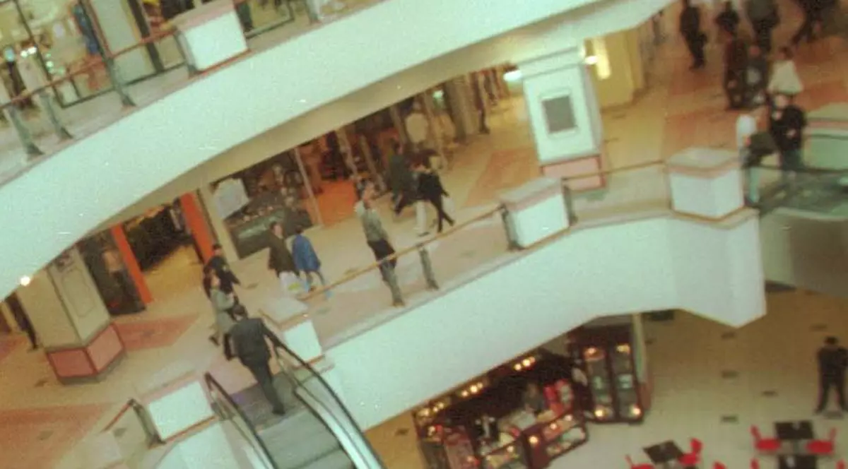Porţiune din tavanul unui etaj al Mall Plaza, prăbuşită din cauza ploii 
