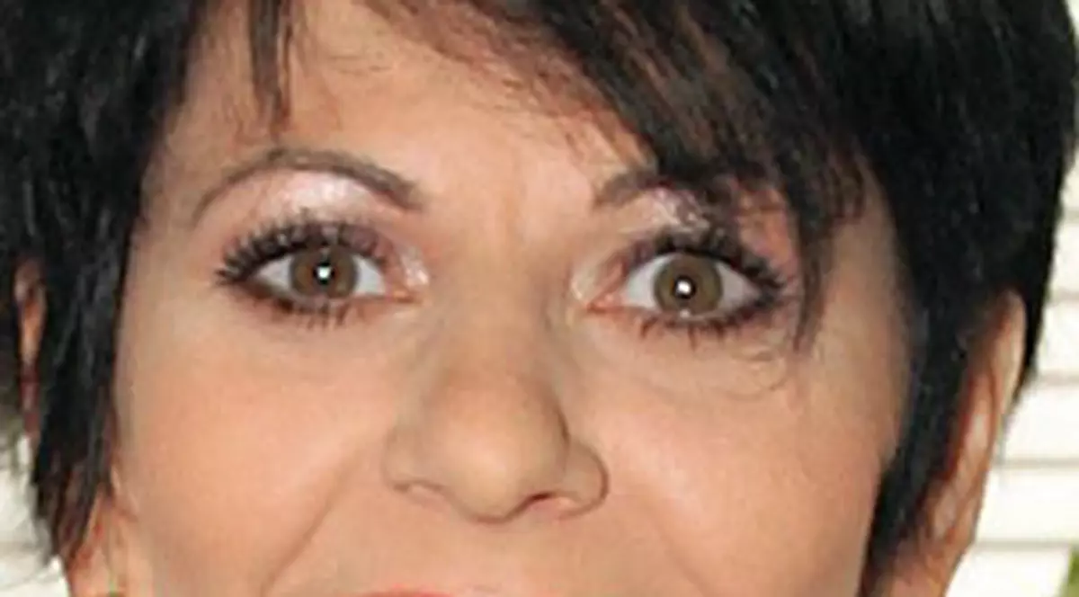 Elena Cârstea va lansa un album "Best of" pentru a-şi plăti operaţia