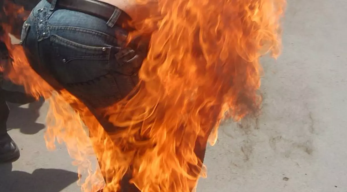 Bărbatul care s-a autoincendiat în faţa copiilor a murit