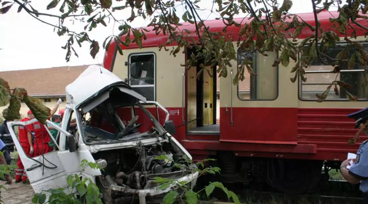 Imagini şocante! 13 morţi după ce un tren a lovit un microbuz 