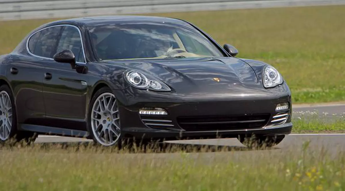 Porsche Panamera vine dotat cu tapiseria din casa clientului