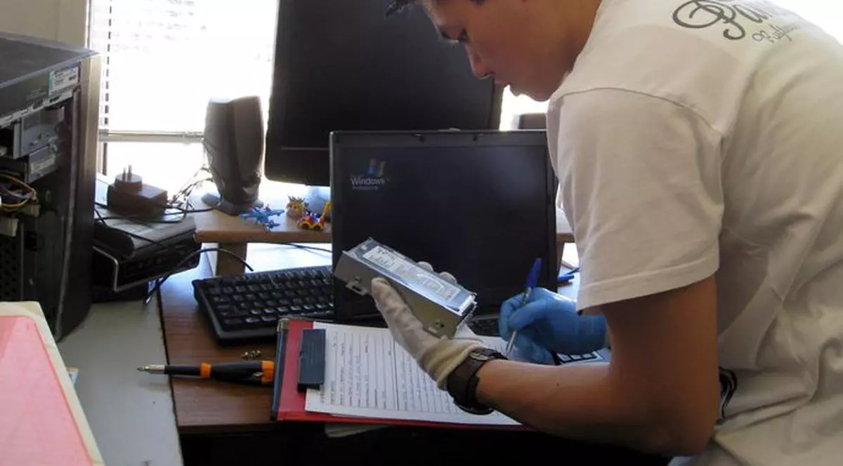 Trei hackeri "au spart" datele a 130 de milioane de carduri 