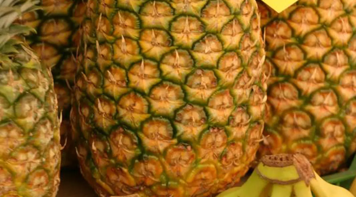Se judecă cu supermarket-ul după ce un ananas i-a căzut în cap 