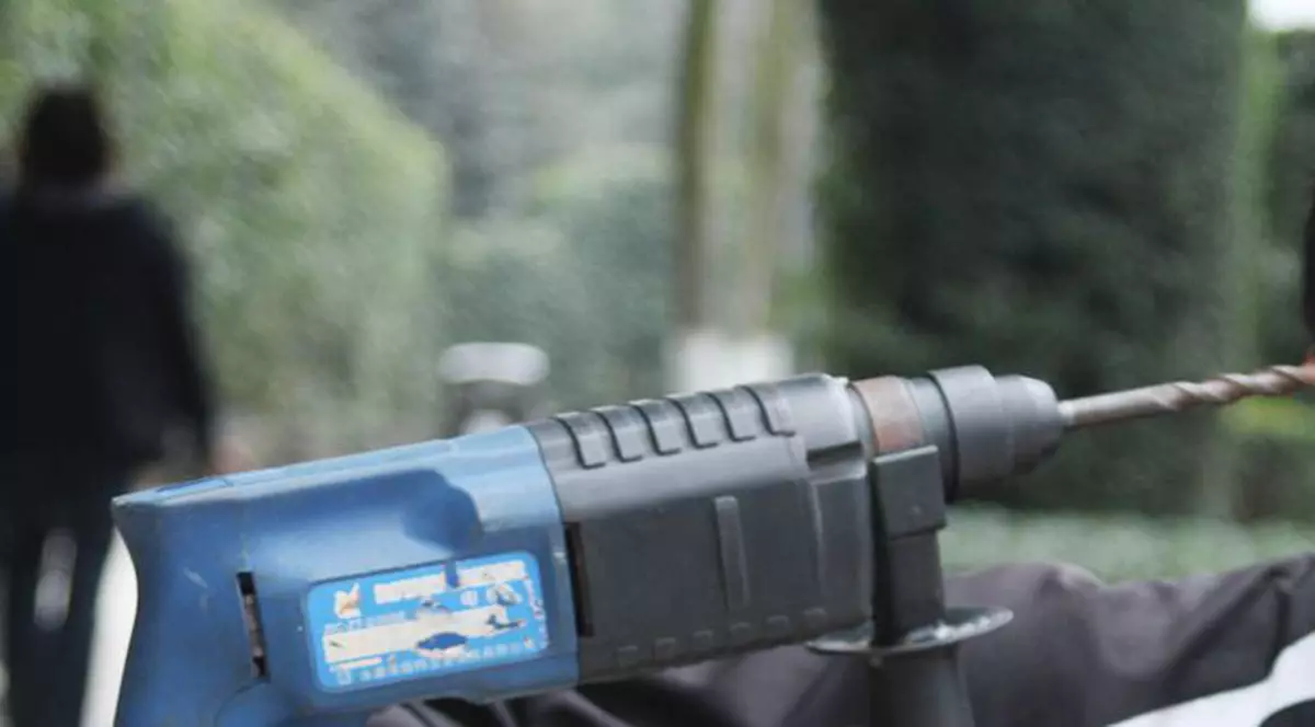 Cu bormaşina şi pistolul la tâmpla suspecţilor de terorism