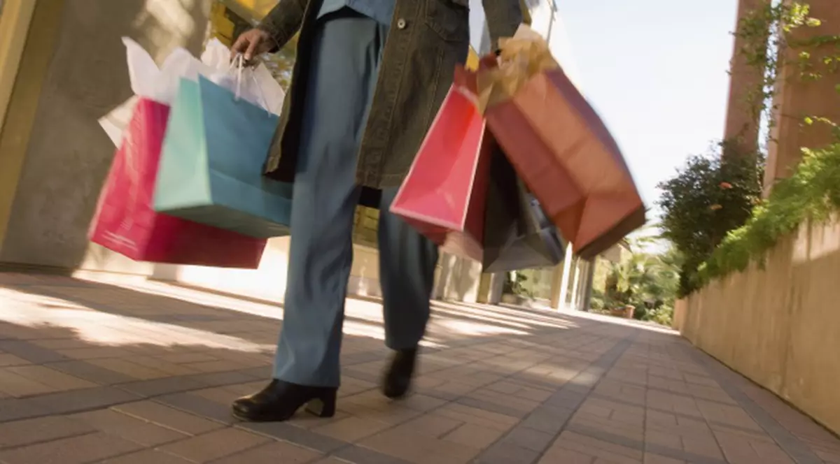 Depresiv, după ce a fost târât la cumpărături de iubita lui