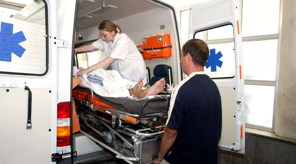 Şapte persoane rănite după ce un autocar a acroşat un TIR