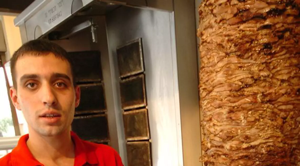 Ce alegi dintre pizza şi shaorma?