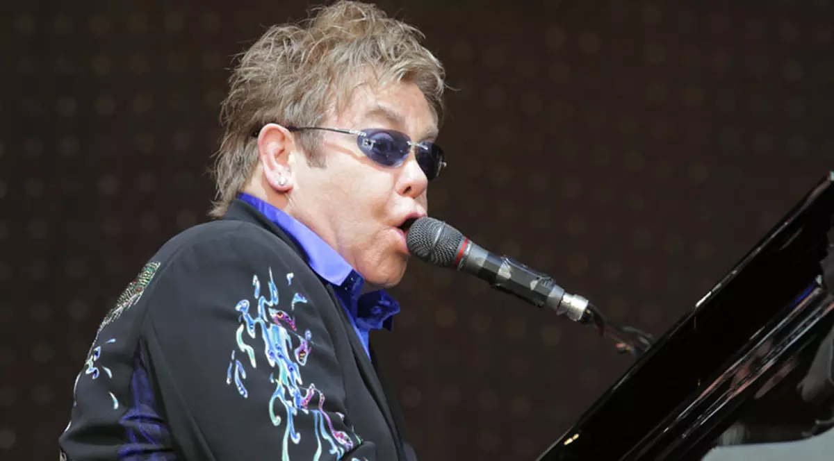 Elton John nu mai ştie versurile melodiilor sale?