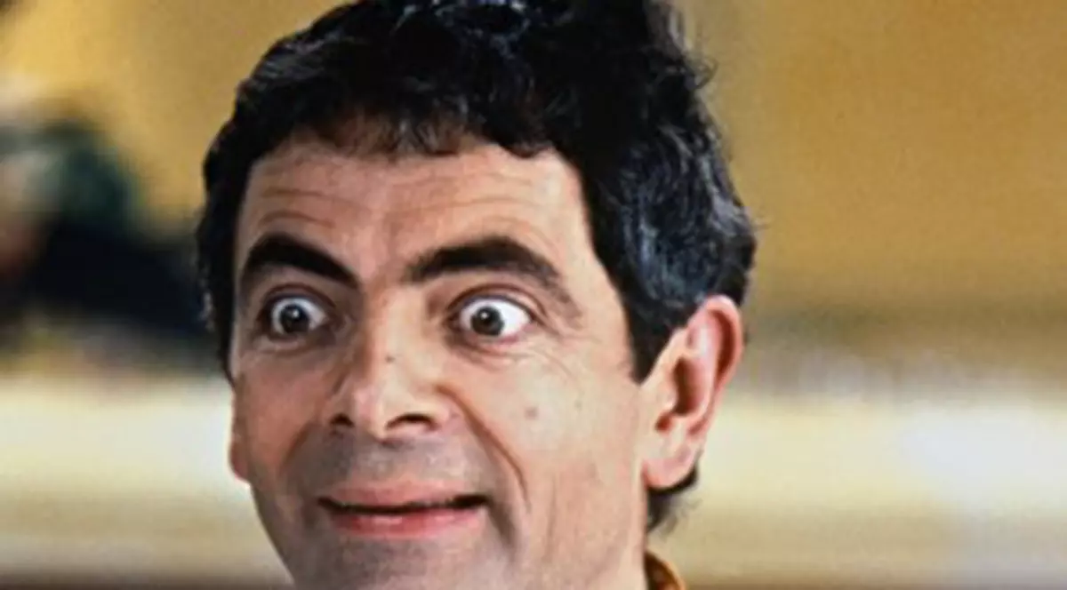 Mr. Bean şi-a buşit maşina de lux chiar în faţa casei!