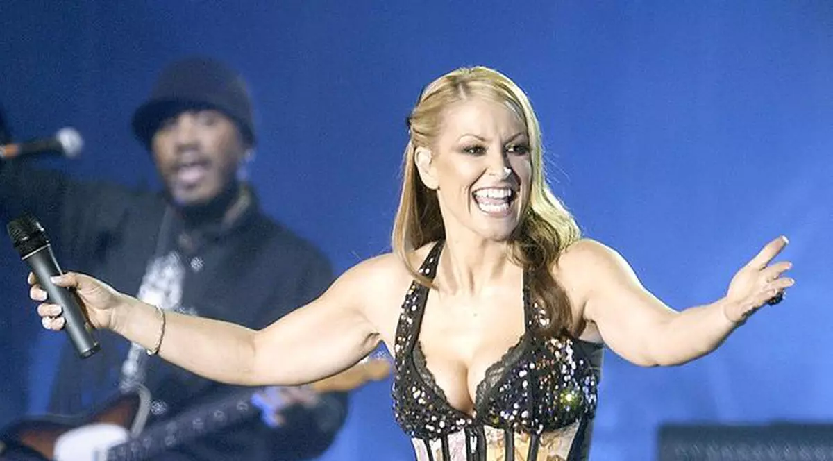 Anastacia vrea în cabina sa lumânări cu aromă de vanilie 