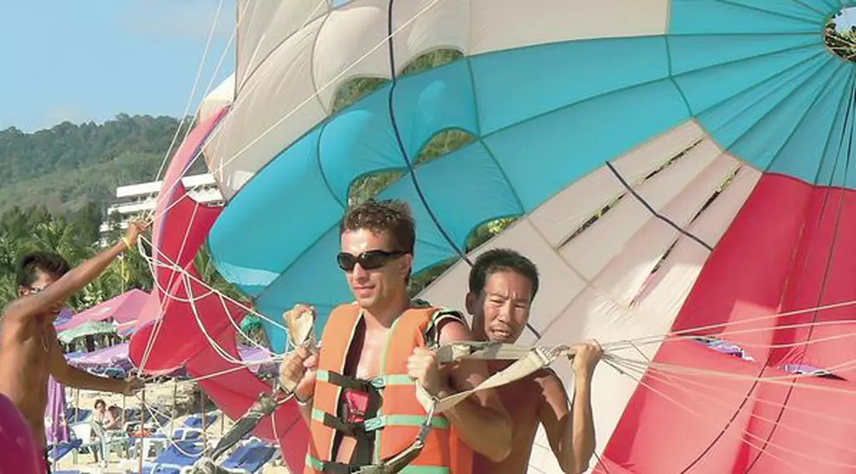 Cristi Pascu a făcut parasailing în Thailanda