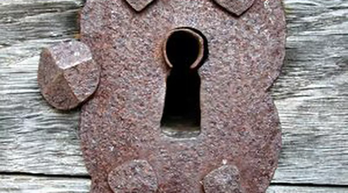 «Vecina a intrat pe gaura cheii»