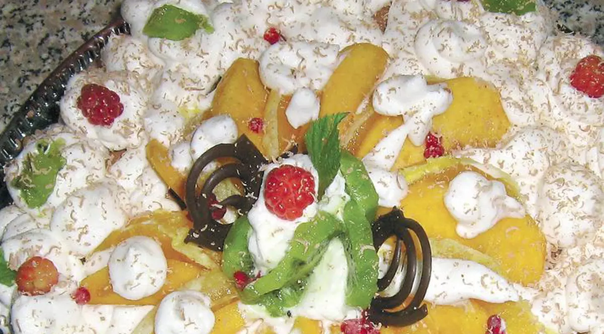 Reţeta săptămânii - Tort cu ciocolată, frişcă şi fructe