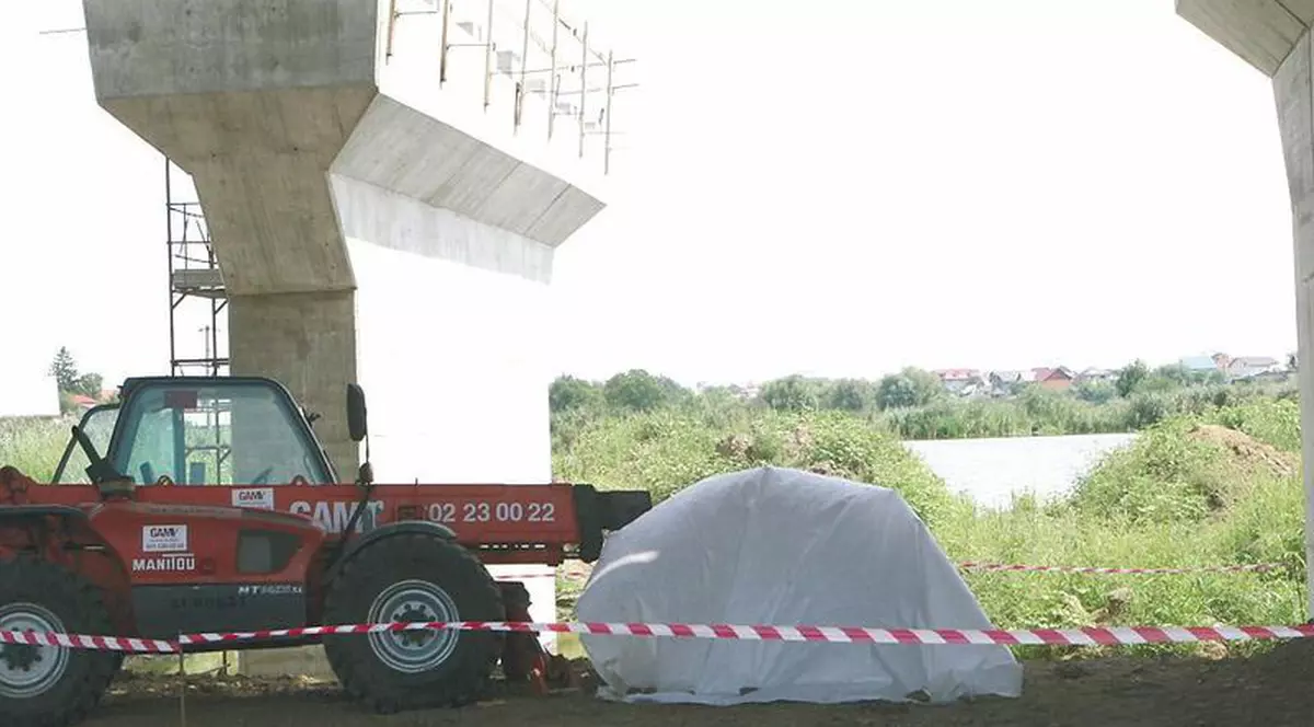 Muncitor zdrobit de macara