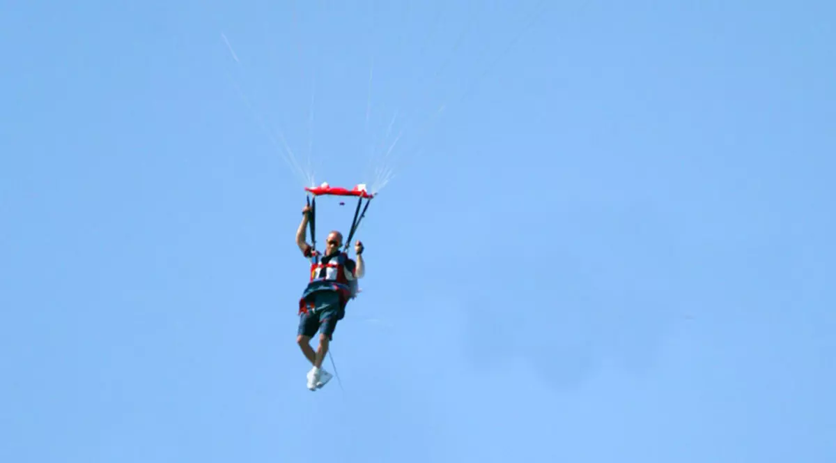 A căzut de la 3 km şi a scăpat 