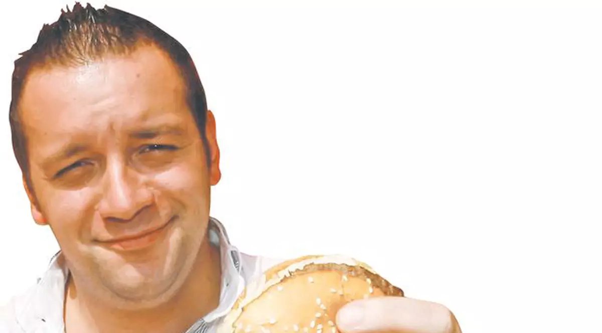 Muncim 42 de minute pentru un hamburger