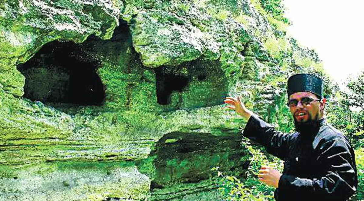 Peşterile suspendate de la Dumbrăveni