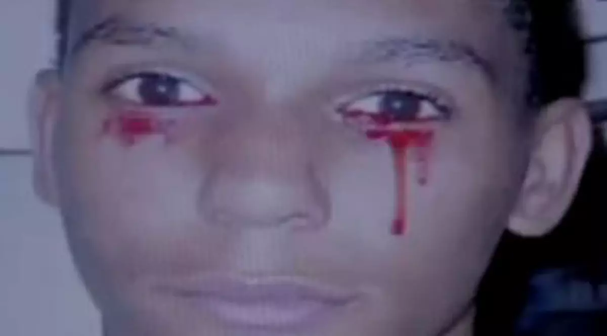 Video / Plânge cu lacrimi de sânge