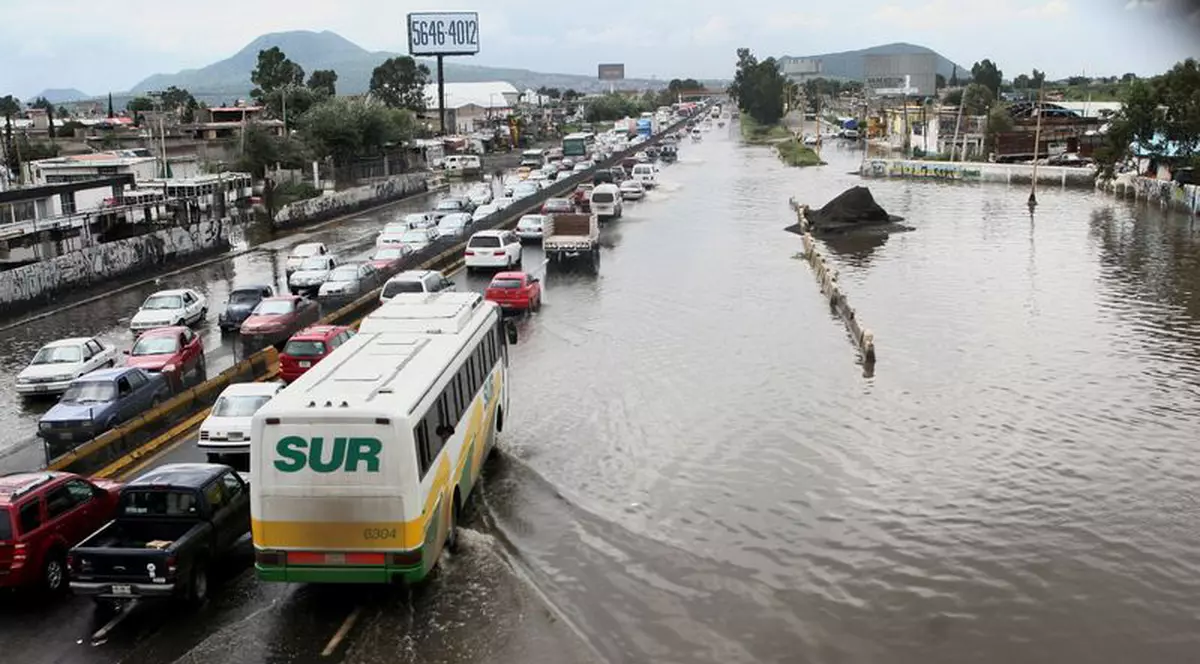 Mii de persoane evacuate din Mexic