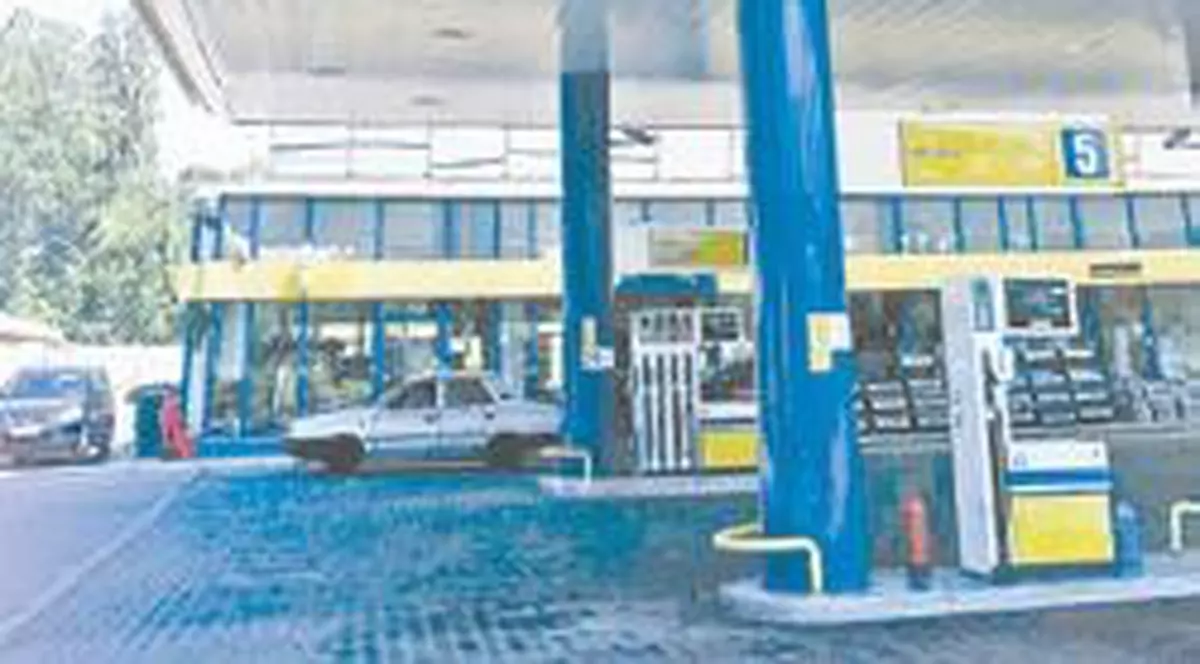 Petrom a redus preţul carburanţilor cu 3-6 bani