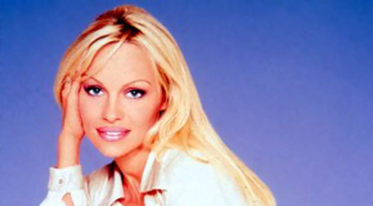 Pamela Anderson este exhibiţionistă şi suferă de personalitate multiplă