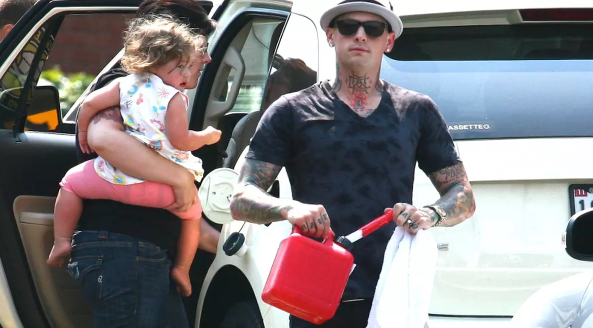 Benji Madden cară o canistră de benzină pentru sora sa