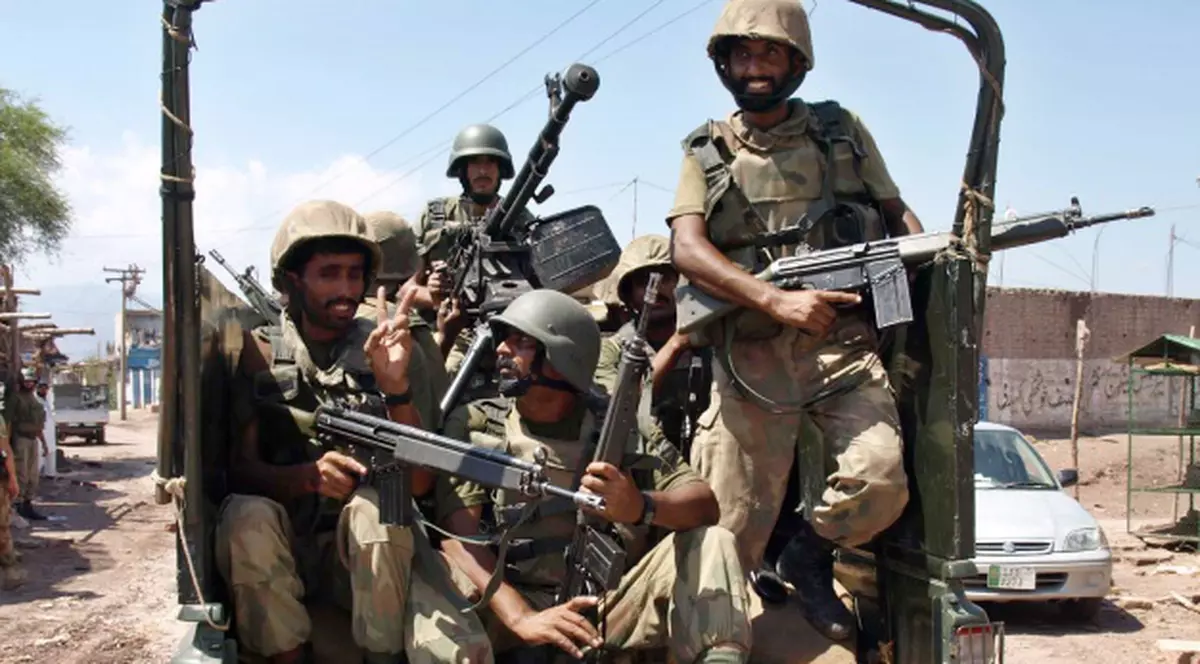 43 de insurgenţi talibani, morţi într-un atac al trupelor pakistaneze